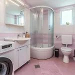 Amazing Apartment In Donje Rastane *