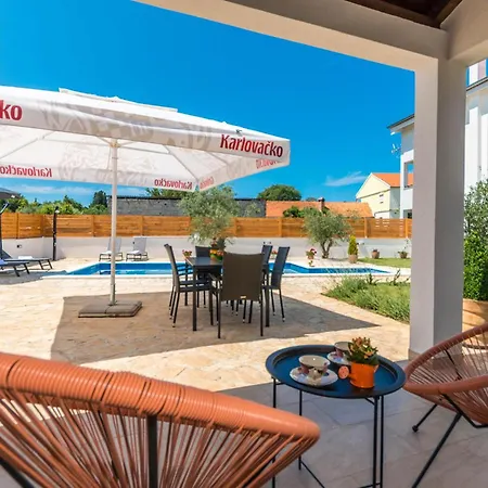 2 Bedroom Gorgeous In Apartment *