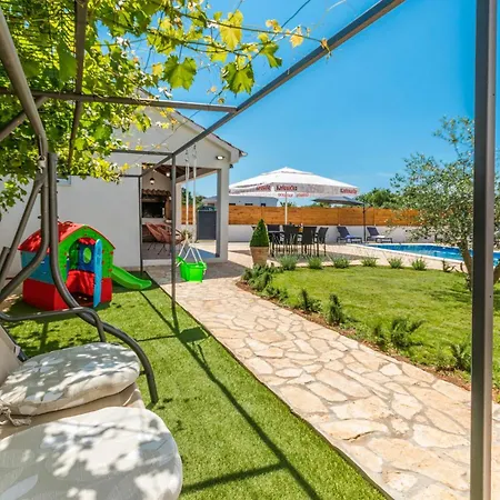 Apartment 2 Bedroom Gorgeous In Donje Rastane