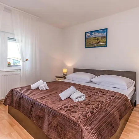 2 Bedroom Gorgeous In Apartment Donje Rastane