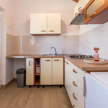 2 Bedroom Gorgeous In Apartment *