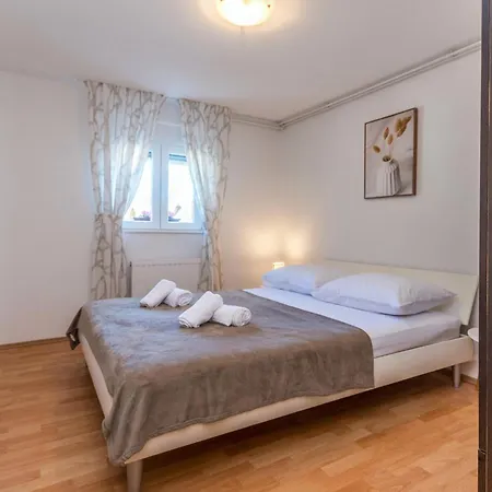2 Bedroom Gorgeous In Apartment Donje Rastane