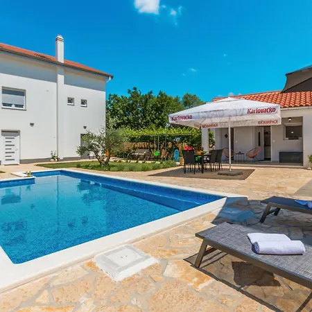 2 Bedroom Gorgeous In Apartment Donje Rastane