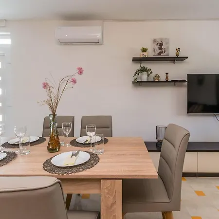 2 Bedroom Gorgeous In * Donje Rastane