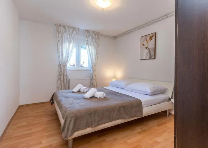 Beautiful In Apartment Donje Rastane